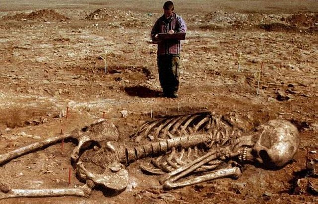 Giant-Human-Skeletons-Discovered-in-ekwador.jpg