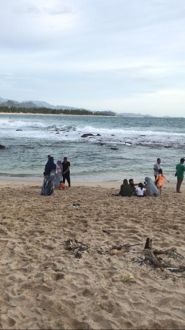 Tiba di pantai.jpg