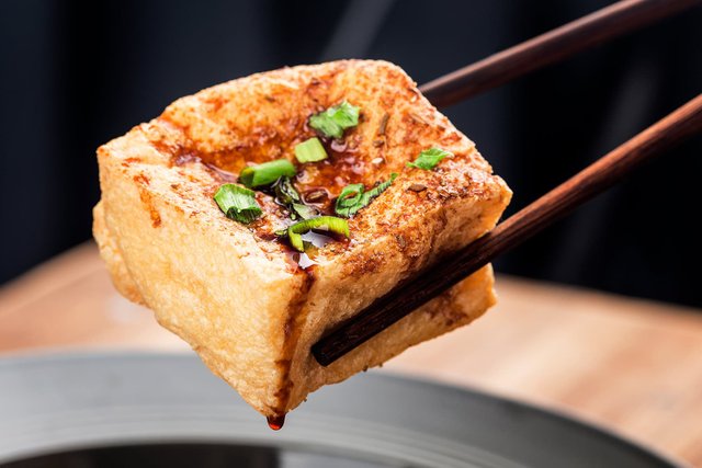 1800ss_getty_rf_tofu_in_chopsticks.jpg