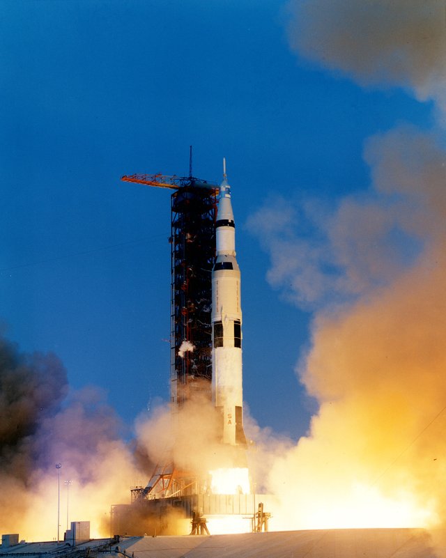 Apollo_13_liftoff-KSC-70PC-160HR.jpg