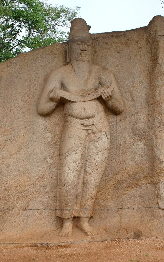 1200px-Statue_of_Parakramabahu_in_Polonnaruwa.jpg