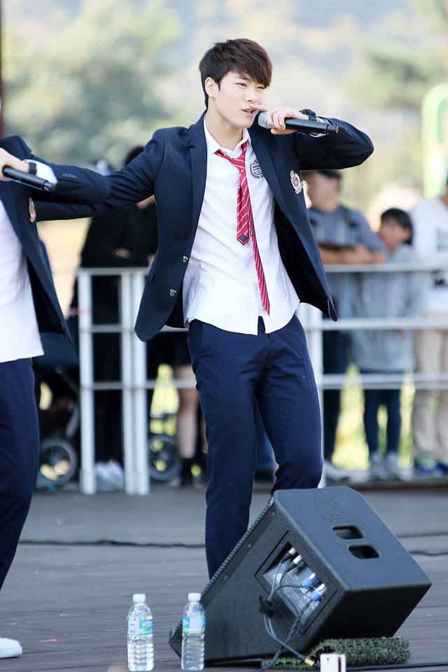 Moon_Bin_performing_in_October_2015_02.jpg