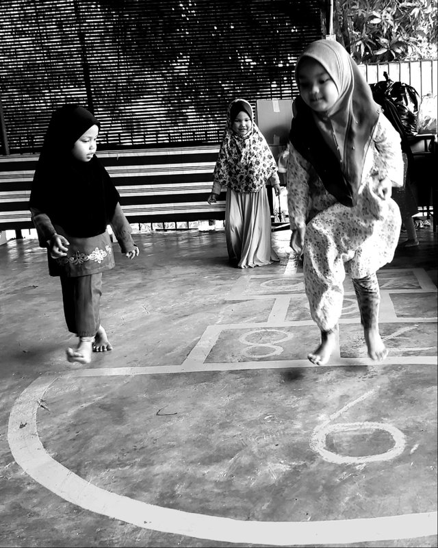 orphans playing teng teng.jpg