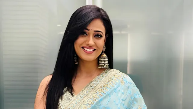 Shweta Tiwari kickstarts New Year in style with her icy blue saree.webp