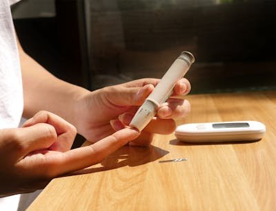 free-photo-of-a-person-is-using-a-digital-thermometer-to-check-their-blood-sugar.jpeg