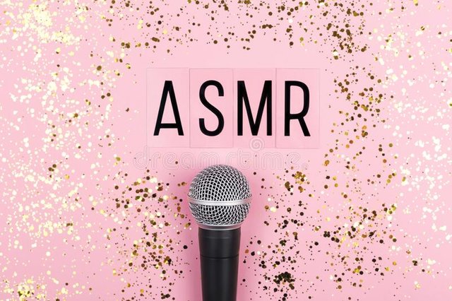 un-micrófono-y-letras-asmr-sobre-fondo-rosa-composición-mínima-concepto-de-respuesta-meridiana-sensorial-autónomo-195343561.jpg