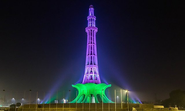 800px-Minar_e_Pakistan_night_image.jpg