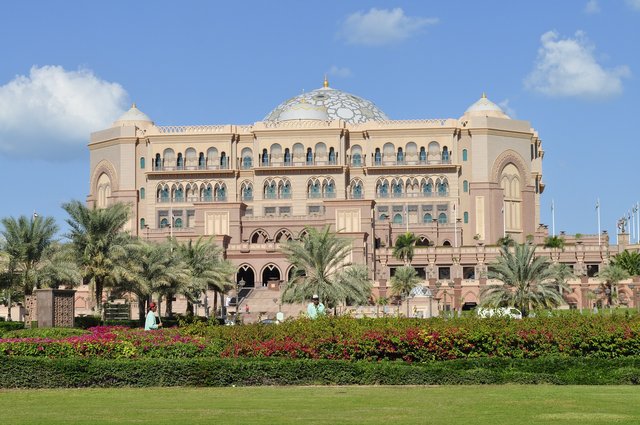 emirates-palace-hotel-1118956_1920.jpg