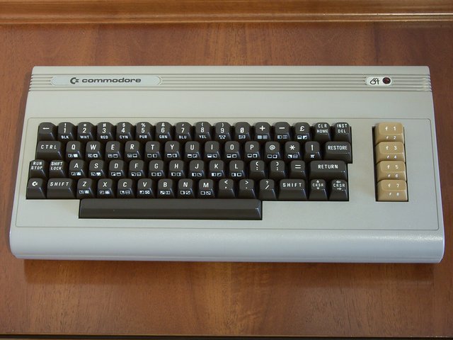 2048px-Tastiera_Commodore_64.jfif