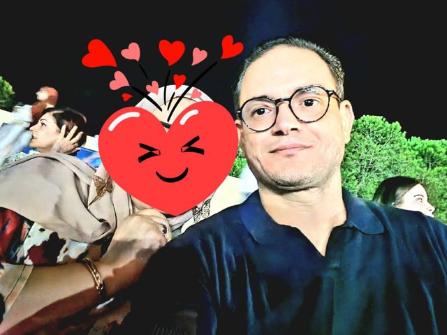 avec ma femme au gradin du théatre.jpeg