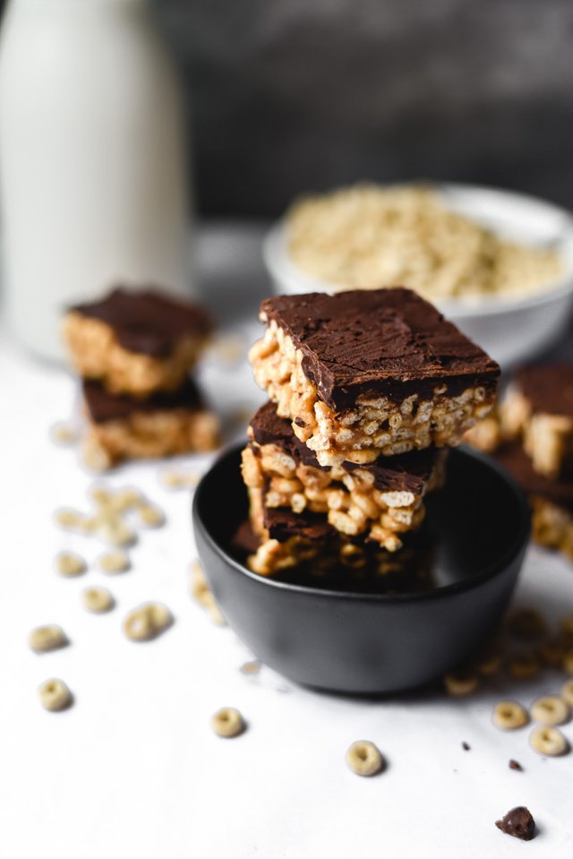 4-Ingredient Peanut Butter Chocolate Cereal Bars (3).jpg
