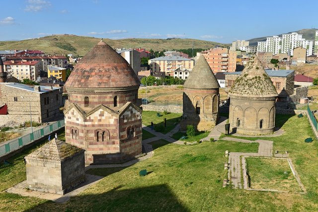 Erzurum üç kümbetler.jpg