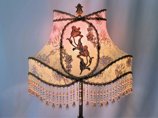elegance-lamps-victorian-lampshades-lilies-widelit.jpg