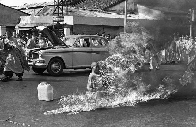 monje budista se prende fuego 1963.jpg