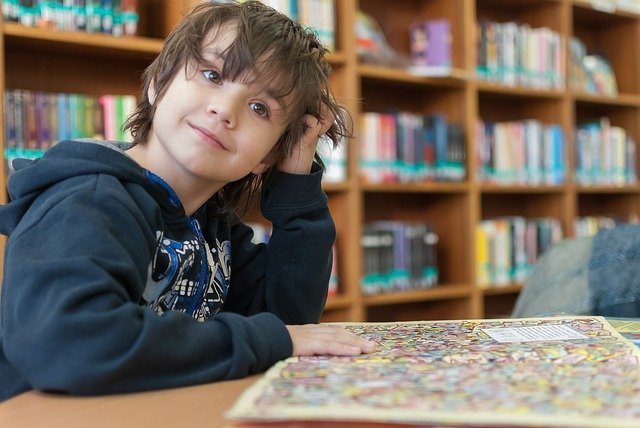 Léopold dans la bibliothèque.jpg