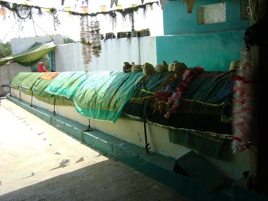 9-meter-long-grave-inside.jpg