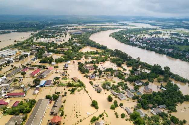 aerial-view-flooded-houses-with-dirty-water_127089-10272.webp