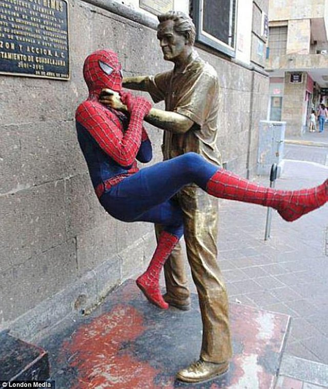 hilarious-photos-spider-man.jpg