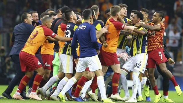 galatasaray-fenerbahce-1_16_9_1541428218-880x495.jpg