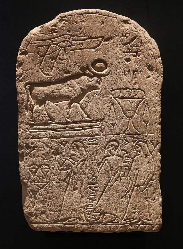 662px-Votivstele_fuer_den_Mnevis-Stier,_Heliopolis_12._Jh._v._Chr._Aegyptisches_Museum,_Muenchen-1.jpg
