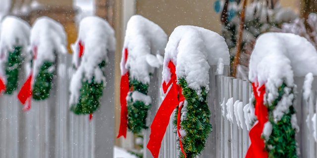 Christmas wreaths on white wooden fence in winter2.jpg