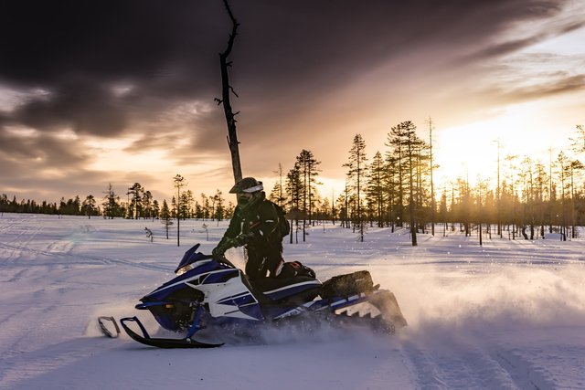 snowmobiles-2035500_1280.jpg