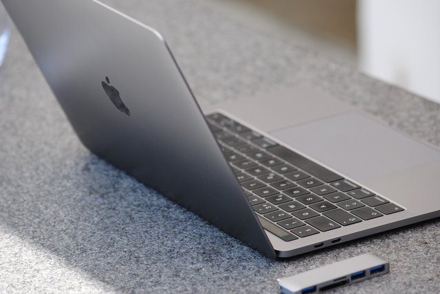 macbook-pro-2381729_1920.jpg