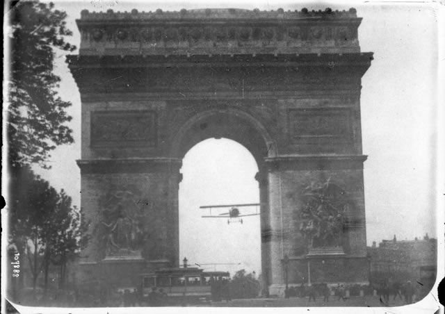 avioneta pasando a través del arco de triunfo en París 1919.jpg