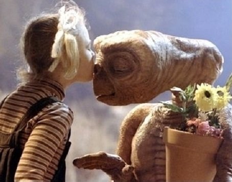 e-t-the-extra-terrestrial-movie-still-gertie-drew-barrymore-says-goodbye-to-e-t-with-a-kiss_1106640-400x305.jpeg