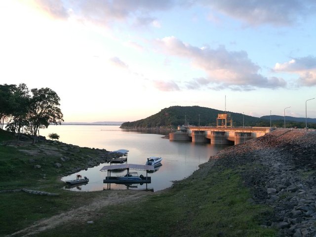 Ubol Ratana Dam.jpg