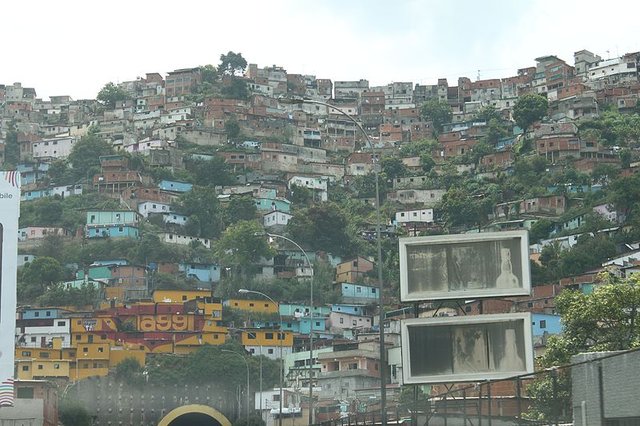 Barrios_en_Caracas_-_panoramio.jpg