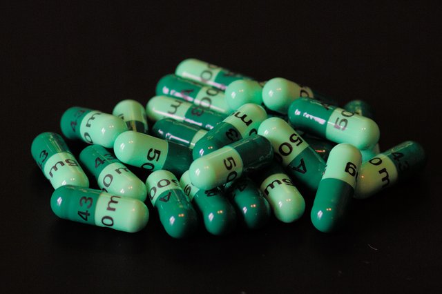 A_course_of_green_cefalexin_pills.jpg