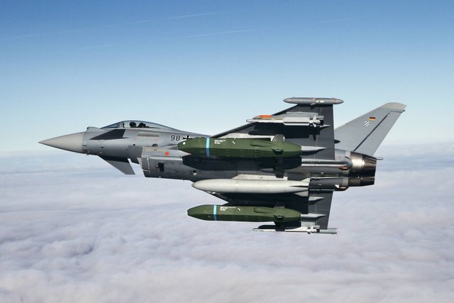 eurofighter-typhoon_flight-tests-with-taurus-kepd-350-missile-started_c_j-gietl_copyright-airbus-ds-3552267579.jpg