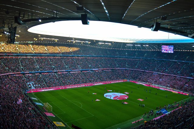 2048px-Allainz_Arena_(Bayern_Munich).jpg