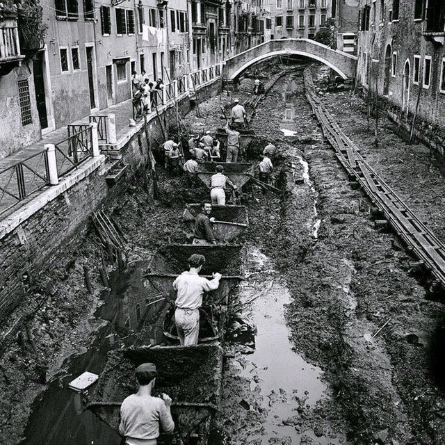 Cleaning-the-canals-of-venice-1956.jpg