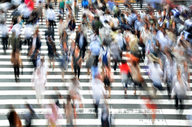 pedestrians-400811_1920.jpg