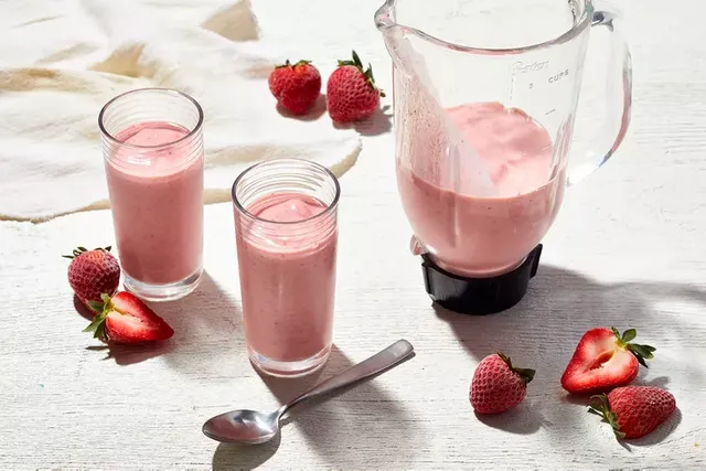 Creamy-Strawberry-Smoothie-BP-3069-baa5fd14121a45e6b2800ca02576a899.jpg