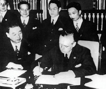 Anti-Comintern_Pact_signing_1936.jpg