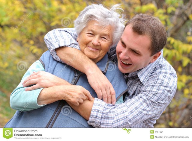 el-hombre-joven-abraza-la-mujer-mayor-1451624.jpg