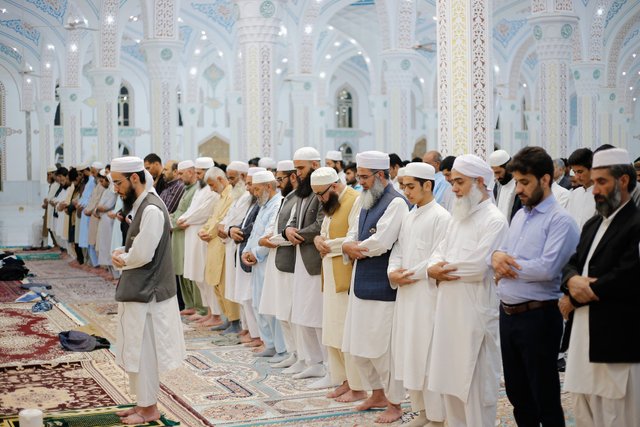 free-photo-of-people-praying-in-mosque-during-ramadan-iran.jpeg