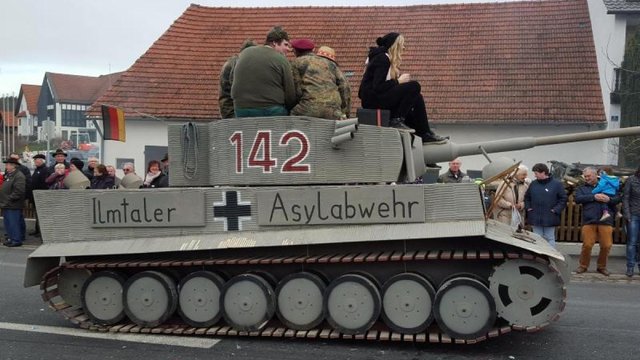 Der-als-Panzer-dekorierte-Wagen-mit-der-Aufschrift-Ilmtaler-Asylabwehr-bei-einem-Faschingsumzug-in-Bayern-ist-ein-Fall-fuer-den-Staatsanwalt-320349107.jpg