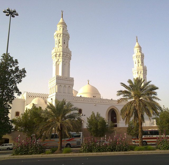 1024px-Masjid_al-Qiblatain.jpg