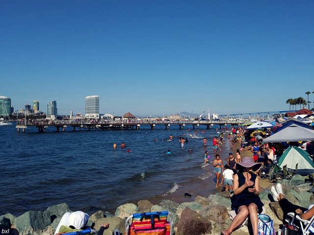 Crowds bay beach coronado july 4 2018 California bxlphabet.jpg