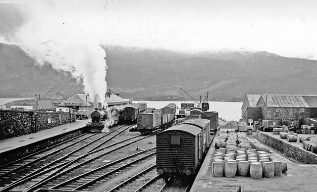 1057px-Kyle_of_Lochalsh_station,_1939_(geograph_5128618).jpg