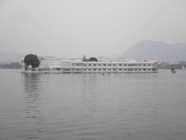 8-Lake-Pichola-alongside-Udaipur-City-Palace.JPG