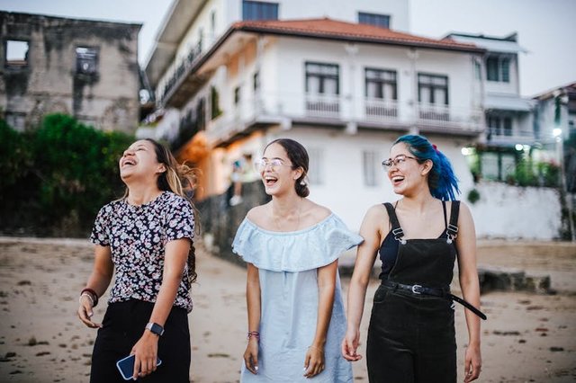 free-photo-of-laughing-friends-on-beach.jpeg