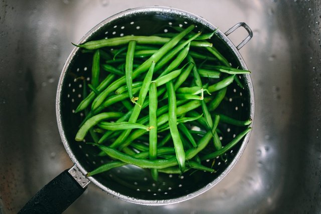 washing-green-beans-in-colander.jpg