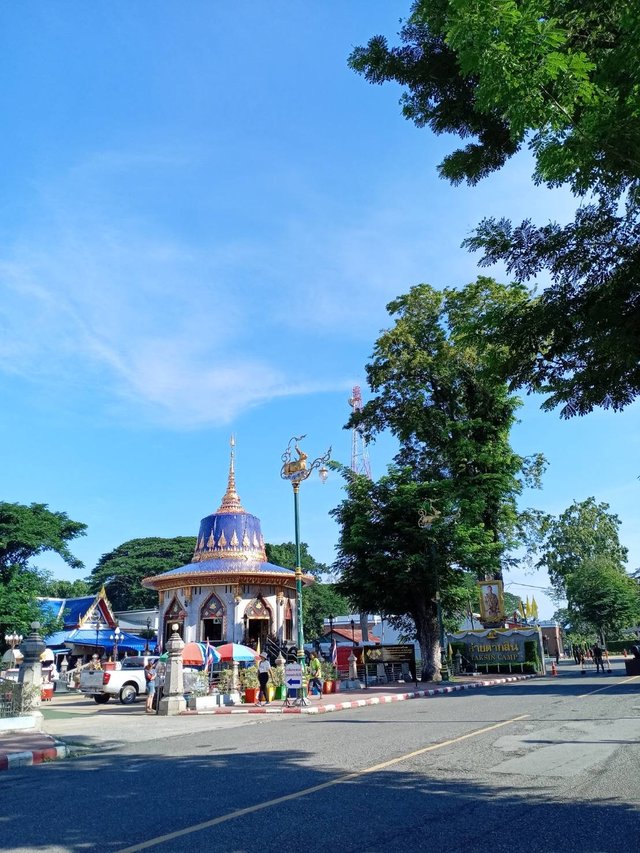 Shrine of King Taksin the Great3.jpg