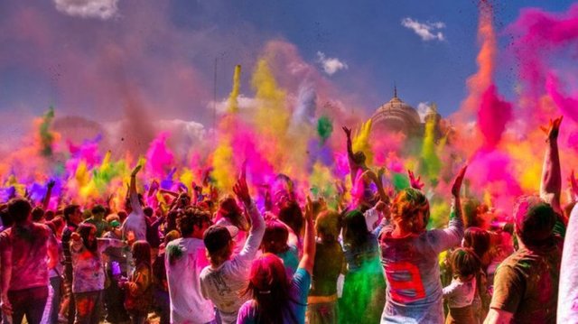 TmTrxZfbAIAxvJu8_HoliFestivalColor1.jpg