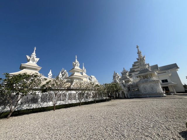 Wat Rong Khun11.jpg